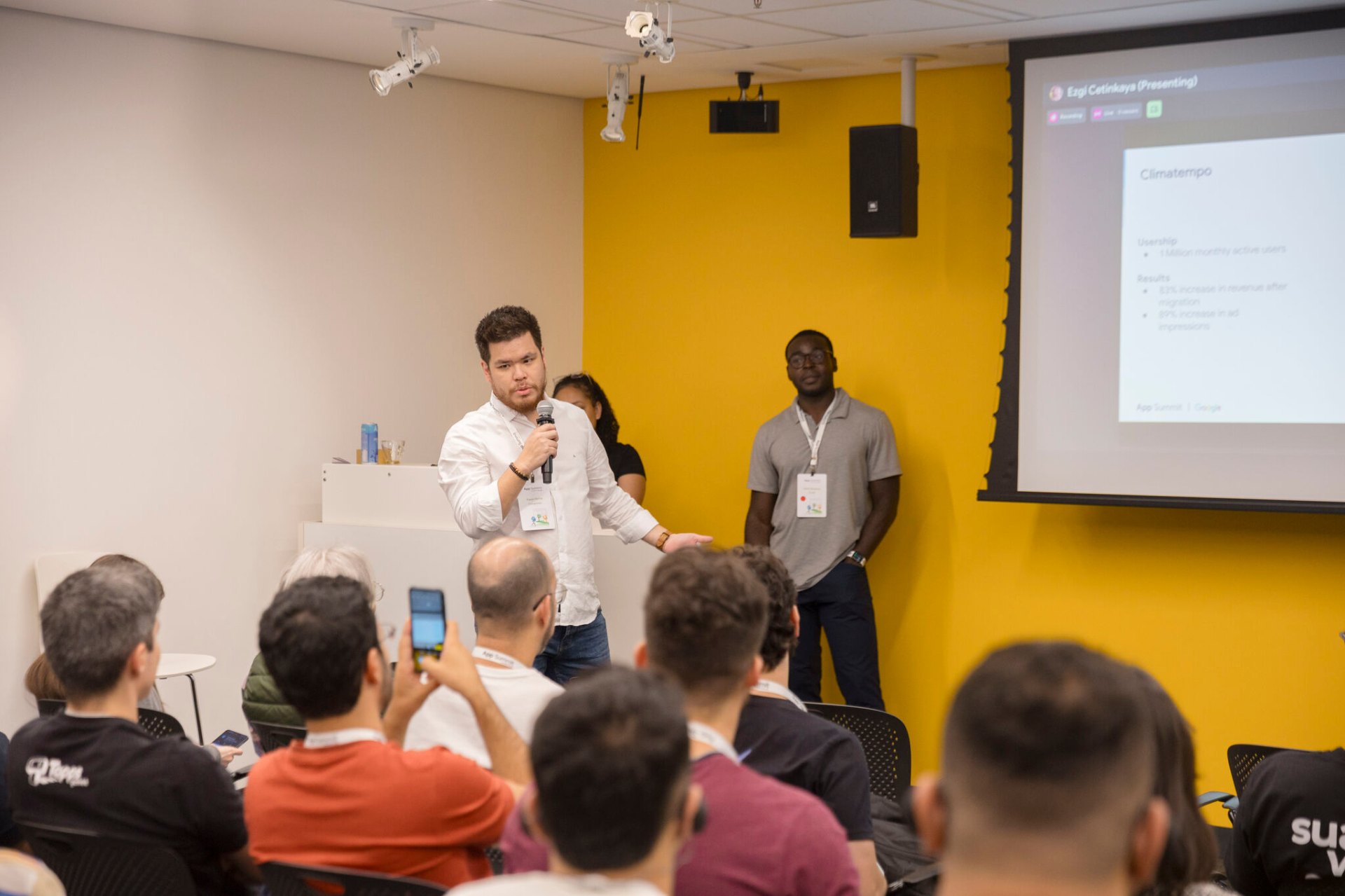 Flávio Horita palestrando no App Summit do Google