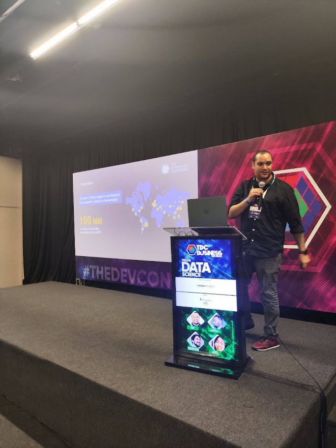 Rafael Bruno palestrando na trilha de Data Science do TDC Business